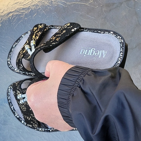 Alegria Leather Black Silver Sandals NWOT Printed Strap Fiona Tessel Flats Sz.39 - Picture 11 of 15